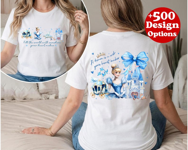 Puede incluir: Camiseta blanca con un dise&ntilde;o de Cenicienta. La parte delantera de la camiseta tiene un carruaje, Cenicienta y un gr&aacute;fico de castillo con el texto "Fill the world with sunshine your heart makes." La parte trasera tiene un gr&aacute;fico de Cenicienta y el texto "A dream is a wish your heart makes."