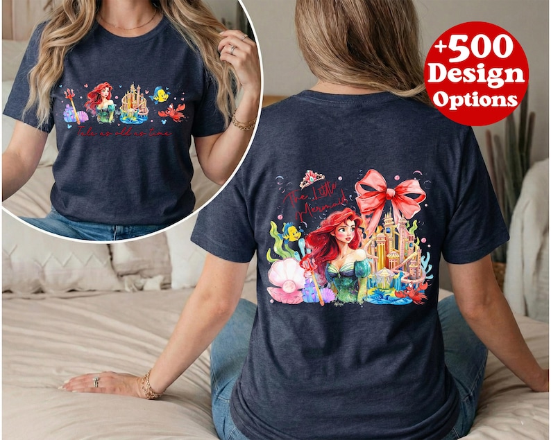 Puede incluir: Camiseta azul marino con una colorida ilustraci&oacute;n de una sirena, un castillo y criaturas marinas. La parte delantera de la camiseta tiene el texto "Ariel's Adventures". La parte trasera de la camiseta tiene el texto "The Little Mermaid".