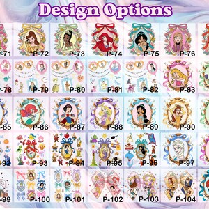 Puede incluir: Una hoja con varias opciones de dise&ntilde;o con im&aacute;genes de princesas y elementos relacionados. Los dise&ntilde;os est&aacute;n dispuestos en una cuadr&iacute;cula, cada uno etiquetado con un n&uacute;mero "P-". El texto "Design Options" est&aacute; en la parte superior.