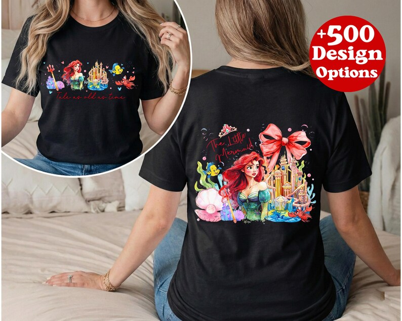 Puede incluir: Camiseta negra con una colorida ilustraci&oacute;n de Ariel de La Sirenita, con un castillo y criaturas marinas. La parte delantera de la camiseta tiene un dise&ntilde;o similar. La camiseta tambi&eacute;n tiene el texto "+500 Design Options".