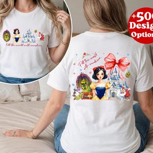 Puede incluir: Camiseta blanca con una colorida ilustraci&oacute;n de Blancanieves, un castillo y otros personajes. El texto "Fill the world with sunshine" est&aacute; impreso en la parte delantera y trasera. Un c&iacute;rculo rojo con el texto "+500 Design Options" est&aacute; en la esquina superior derecha.