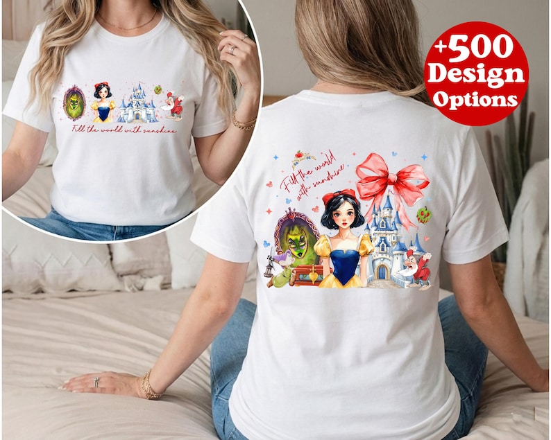 Puede incluir: Camiseta blanca con una colorida ilustraci&oacute;n de Blancanieves, un castillo y otros personajes. El texto "Fill the world with sunshine" est&aacute; impreso en la parte delantera y trasera. Un c&iacute;rculo rojo con el texto "+500 Design Options" est&aacute; en la esquina superior derecha.