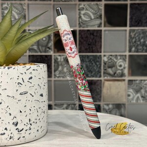 Penna glitterata rossa e verde con bastoncini di zucchero natalizi
