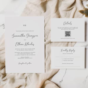 Peut inclure: Ensemble de papeterie de mariage élégante, comprenant une invitation, une carte de détails avec un code QR et une carte de réponse. Les cartes sont blanches avec du texte noir. L'invitation comprend les noms Samantha Grayson et Ethan Rhodes.