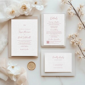 Peut inclure: Un ensemble de faire-part de mariage comprenant trois cartes sur un fond neutre. La carte d'invitation principale affiche les noms "Tessa Monroe" et "Reid Caldwell". L'ensemble comprend une carte de détails et une carte de réponse. Des décorations florales et un sceau de cire sont visibles.