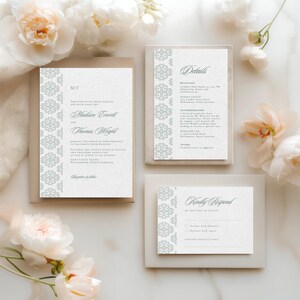 Peut inclure: Ensemble de faire-part de mariage avec un motif floral bleu clair et blanc. L'ensemble comprend une invitation, une carte de détails et une carte de réponse. L'invitation indique "Madison Everett et Thomas Wright".