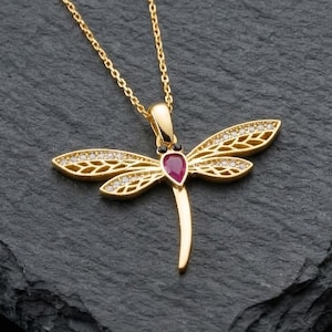Colar Libélula com Pedra de Nascimento, Joia Delicada Inspirada na Natureza, Pingente Personalizado, Pingente Banhado a Ouro