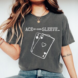 T-shirt vintage avec motif « Ace dans votre manche » – T-shirt de joueur de poker – Haut rétro noir délavé avec motif de carte à jouer – Cadeau sympa pour les amateurs de casino – T-shirt de joueur de poker