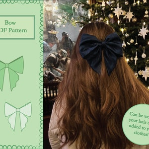 Puede incluir: Un patrón PDF verde para un lazo. El patrón incluye dos ilustraciones de lazos. La imagen también muestra a una persona con un lazo azul marino en el pelo. El texto "Bow PDF Pattern" y "Can be worn in your hair or be added to your clothes!" es visible en la imagen.