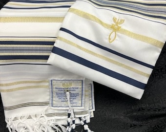 Könnte beinhalten: Ein weißes Gebetschal mit blauen und goldenen Streifen. Das Schal hat einen Fransen und ein kleines Etikett mit hebräischem Text. Das Schal ist in der Hälfte gefaltet und auf einem schwarzen Hintergrund gelegt.