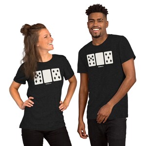 Puede incluir: Dos personas con camisetas negras con un gráfico blanco de tres cartas de juego. Las cartas son diamantes, y la carta del medio está en blanco. El texto "remarkable.co" está impreso debajo de las cartas.