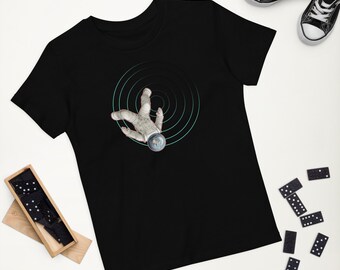 May include: Black t-shirt with a graphic of an astronaut floating in space. The astronaut is wearing a white spacesuit and is surrounded by a blue and green circle.