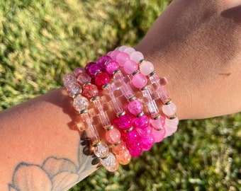 Pulsera con cruz de cuentas de vidrio agrietado y flores rosas / Joyería religiosa cristiana