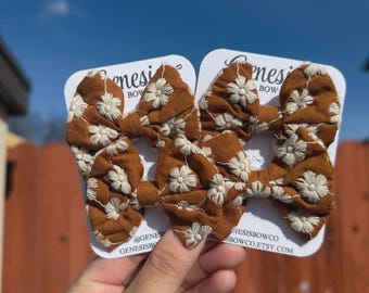 Lazo para el cabello con flores bordadas en marrón y blanco, lazo para el cabello de otoño, lazos para niñas, lazos pequeños, accesorios para el cabello, diademas para bebés, lazos marrones