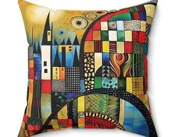 Almohada cuadrada de gamuza sintética con diseño de pueblo de arte popular, llena de color y estilo. Diseño de estilo edredón de arte popular sobre una almohada decorativa.
