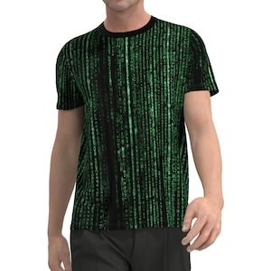 Könnte beinhalten: Ein schwarzes T-Shirt mit einem grünen digitalen Code-Muster. Der Code erinnert an den Film Matrix.