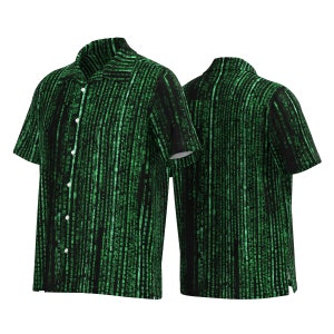 Op de afbeelding: Een zwart en groen overhemd met korte mouwen en knopen met een herhalend patroon van groene code op een zwarte achtergrond.