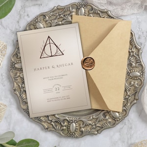 Peut inclure: Une invitation de mariage avec une enveloppe brune et un sceau de cire. L'invitation présente un fond beige avec une illustration brune et dorée du symbole des Reliques de la Mort de la série Harry Potter. Le texte indique "Harper & Rhegar" et "Invite you to celebrate their wedding" avec la date "Saturday 22 November 2023" et l'heure "at 5 PM". L'adresse est "121 Anywhere St, Any City, 12345, 555-555-5555".