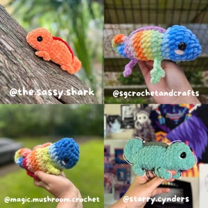 Op de afbeelding: Vier gehaakte hagedisspeelgoed in verschillende kleuren. E&eacute;n is oranje met een rode streep, een andere is regenboogkleurig, een derde is blauw en regenboog, en de laatste is groen. Elk speelgoed heeft zwarte ogen. Social media handles zijn inbegrepen.