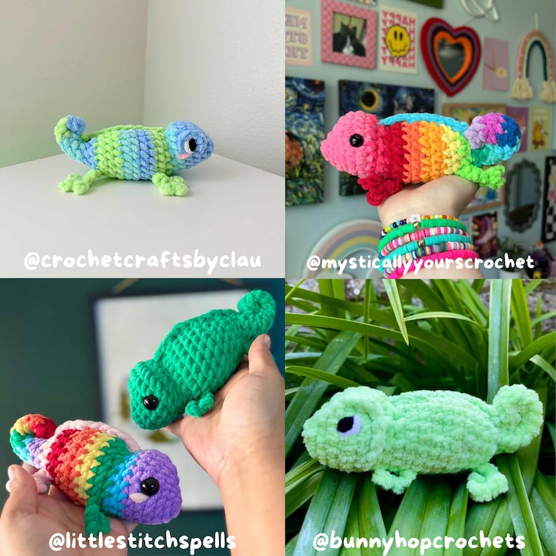 Op de afbeelding: Een verzameling van vier gehaakte kameleons in verschillende kleuren. E&eacute;n is groen en blauw, een andere is roze en regenboog, een derde is effen groen en de laatste is lichtgroen. Elk heeft zwarte ogen en is verschillend geposeerd.