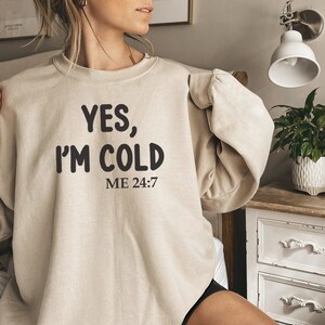 Sí, tengo frío sudadera, soy frío cuello redondo, sudadera fría divertida, sudadera meteorológica suéter, regalo de Navidad para las mujeres, sí tengo frío 24/7