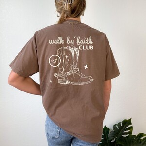 Walk by Faith-shirt, westers christelijk shirt, Comfort Colors T-shirt, Yeehaw-christelijke t-shirt, westers religieus T-shirt, westerse bijbelt-shirt