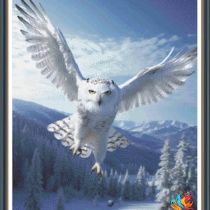 Può includere: Un gufo delle nevi con piume bianche e segni neri vola attraverso un paesaggio montano innevato con un cielo blu sullo sfondo.