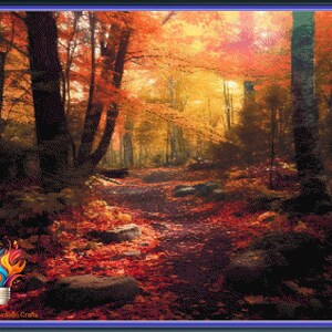 Può includere: Un sentiero attraverso un bosco autunnale con foglie colorate sul terreno. Gli alberi sono per lo più spogli, ma alcuni hanno ancora foglie. Il sole splende attraverso gli alberi, creando un bagliore caldo.