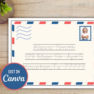 Puede incluir: Una plantilla de sobre imprimible con líneas punteadas para trazar letras. La plantilla presenta un esquema de color rojo, blanco y azul y un espacio para una foto. El texto en la plantilla dice "Alexis Smith, 123 Main St. Apt 5, Houston, Tx 77777".