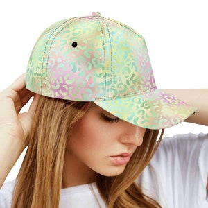 Puede incluir: Una gorra de béisbol de color verde pastel, rosa y amarillo con un estampado de leopardo.