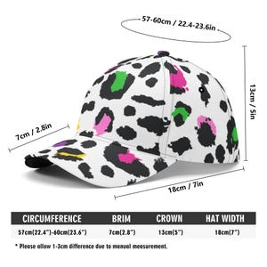 Pode incluir: Um bon&eacute; de beisebol branco com estampa de leopardo preto, rosa, verde e amarelo. O bon&eacute; tem uma aba de 7 polegadas, uma coroa de 5 polegadas e uma largura de chap&eacute;u de 7 polegadas. A circunfer&ecirc;ncia &eacute; de 22,4 a 23,6 polegadas.