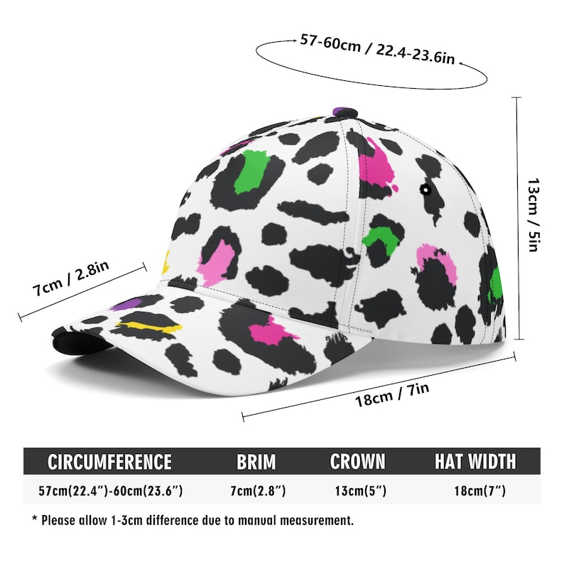 Pode incluir: Um bon&eacute; de beisebol branco com estampa de leopardo preto, rosa, verde e amarelo. O bon&eacute; tem uma aba de 7 polegadas, uma coroa de 5 polegadas e uma largura de chap&eacute;u de 7 polegadas. A circunfer&ecirc;ncia &eacute; de 22,4 a 23,6 polegadas.