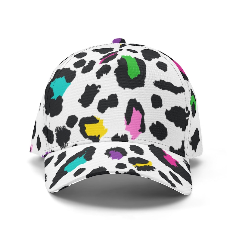 Pode incluir: Um bon&eacute; de beisebol branco com um padr&atilde;o de estampa de leopardo preto e branco. A estampa apresenta acentos coloridos em rosa, amarelo, verde, azul e roxo.