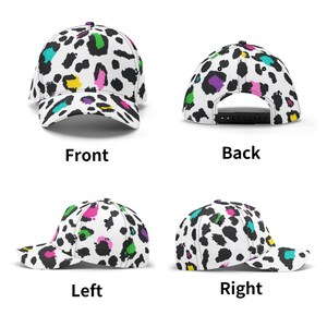 Pode incluir: Um bon&eacute; de beisebol branco com um padr&atilde;o de estampa de leopardo preto e branco. A estampa apresenta manchas coloridas em rosa, amarelo, verde e roxo.