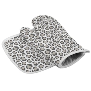 以下が含まれることがあります： オーブンミトンと鍋つかみのセット。白地をベースに、グレーとトープのヒョウ柄が繰り返されています。縁は白い生地でトリミングされています。