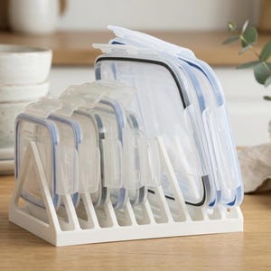 Könnte beinhalten: Eine weiße Keramik-Tasse mit schwarzem Henkel und dem Text "But First, Coffee" in schwarzer, handschriftlicher Schrift. Die Tasse steht auf einer weißen Oberfläche.