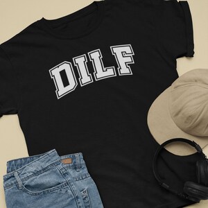 DILF Herren T-Shirt Geschenk Vatertagsgeschenk Lustiges neues Papa Shirt Geschenk für Papa Geschenk für Papa Shirt Urlaub Shirt Papa Witze lustiges Geschenk