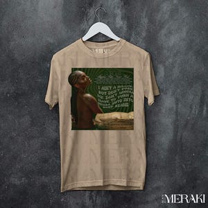 Doechii Denial Is A River - T-shirt avec citation morsures d'alligator