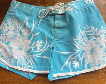 Aquablaue geblümte Baumwoll-Booty-Shorts mit Krawattenverschluss, Sommer, Frühling, klein