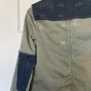 Chaqueta vaquera Free People con parches, color verde militar, botones, bolsillos y corte corto. imagen 6