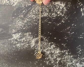 Cadena con flores iridiscentes en tono dorado vintage para suéter con cierre de clip