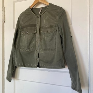 Chaqueta vaquera Free People con parches, color verde militar, botones, bolsillos y corte corto. imagen 1