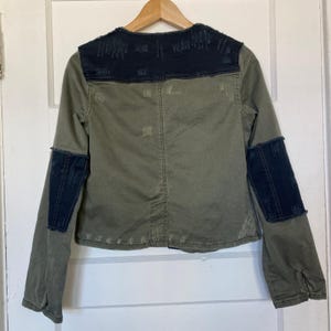 Chaqueta vaquera Free People con parches, color verde militar, botones, bolsillos y corte corto. imagen 5