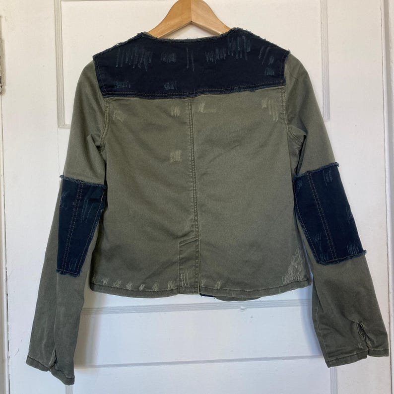 Chaqueta vaquera Free People con parches, color verde militar, botones, bolsillos y corte corto. imagen 5