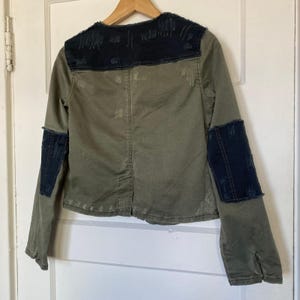 Chaqueta vaquera Free People con parches, color verde militar, botones, bolsillos y corte corto. imagen 7