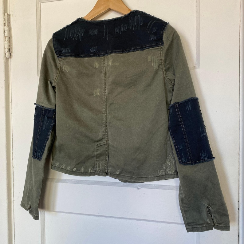 Chaqueta vaquera Free People con parches, color verde militar, botones, bolsillos y corte corto. imagen 7