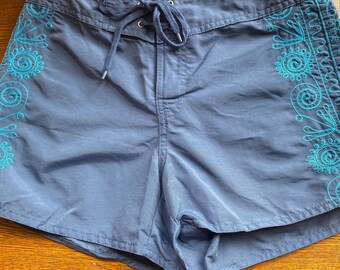 Short butin bleu avec broderies, fermeture par lien Été Printemps Petit