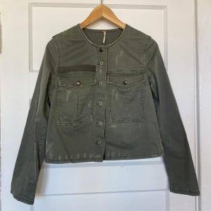 Chaqueta vaquera Free People con parches, color verde militar, botones, bolsillos y corte corto. imagen 2