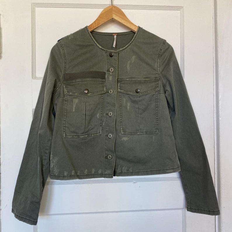 Chaqueta vaquera Free People con parches, color verde militar, botones, bolsillos y corte corto. imagen 2