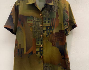 Camisa de manga corta con botones y estampado verde vintage, estilo surrealista indie veraniego.